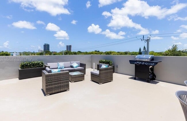 Building Photo - 7107 NE 4th Ct