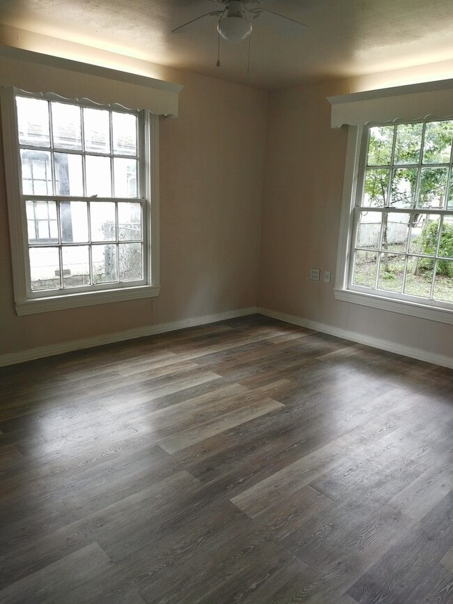 Building Photo - 3/2 Near Downtown Cleburne!