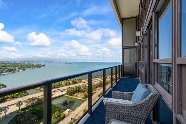 Foto del edificio - 600 NE 36th St
