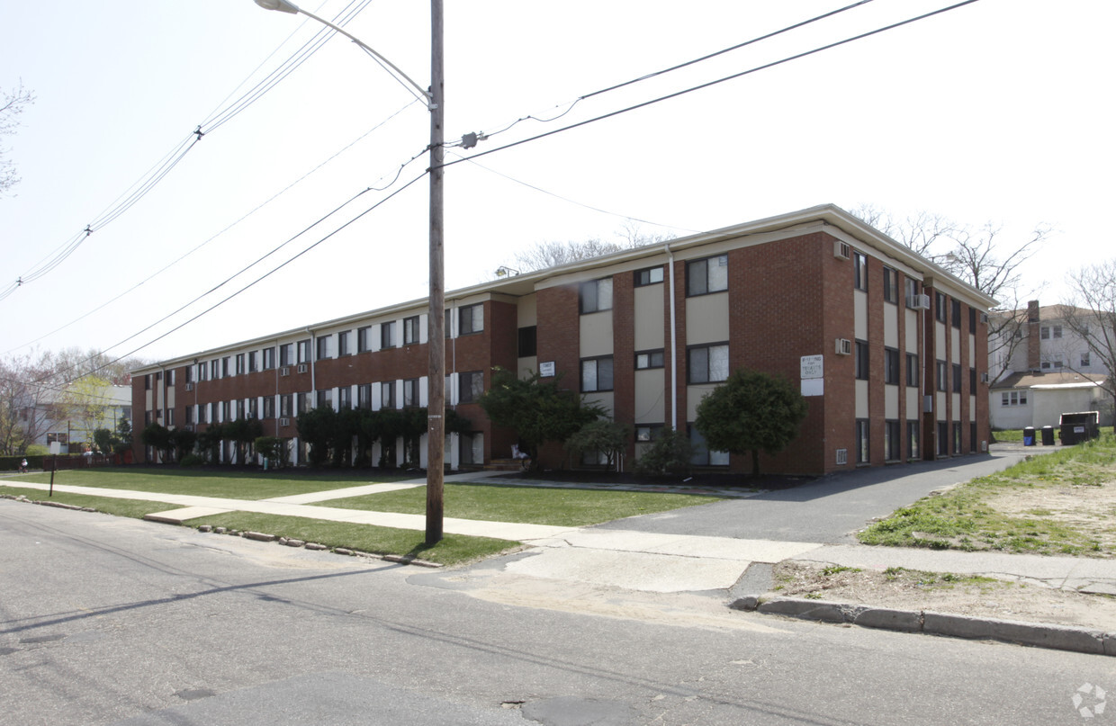 Building Photo - 100 8th St