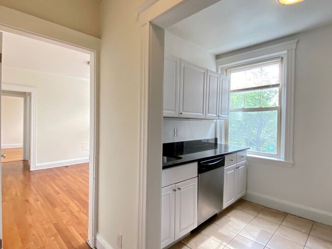 Building Photo - Nicely renovated top floor unit near Cleveland Circle!