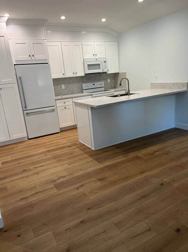 eat in island counter with quartz countertop - 5248 Comercio Ave