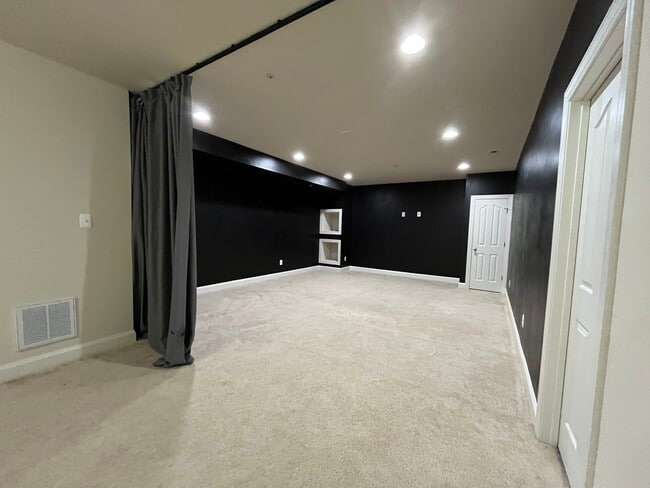 Living - 46841 Shelton Dr