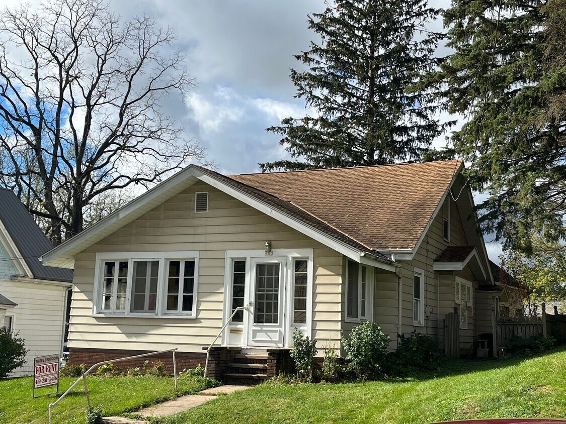 Building Photo - Three Bedroom Home