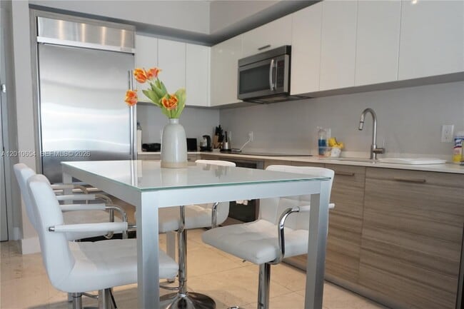 Building Photo - 1300 Brickell Bay Dr