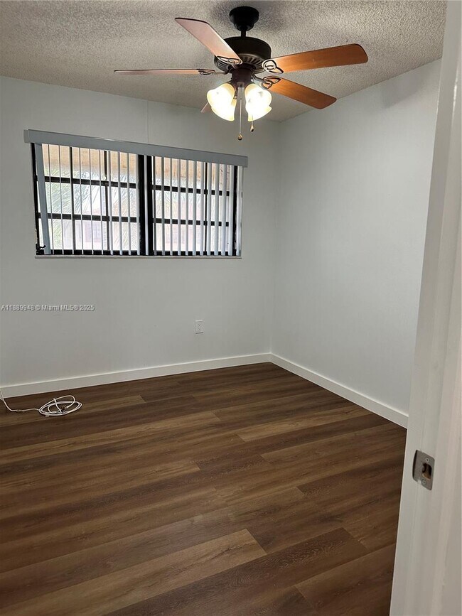 Foto del edificio - 5912 SW 133rd Ct
