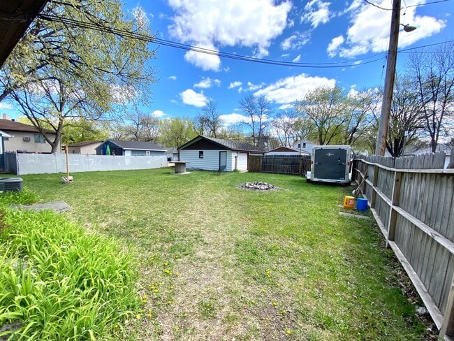 Building Photo - 4 Bed, 2 Bath Single Family Home!
