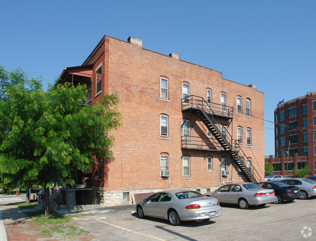Building Photo - 104 W Main St