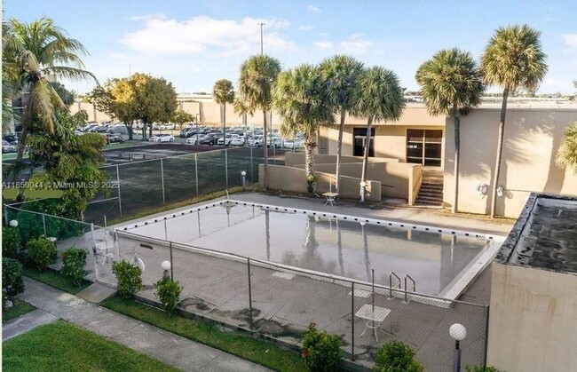 Foto del edificio - 8625 NW 8th St