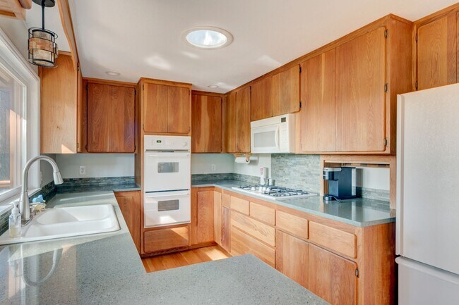 Building Photo - 3 Bedroom Fully Furnished Home with water ...