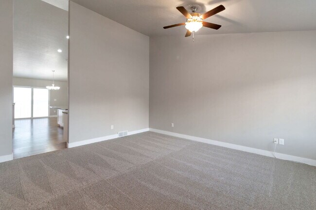 Foto del edificio - Available Now | American Fork, UT | 5 Bed | 3 Full Bath | Single-Family Home
