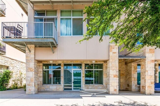 Foto del edificio - 2401 E 6th St