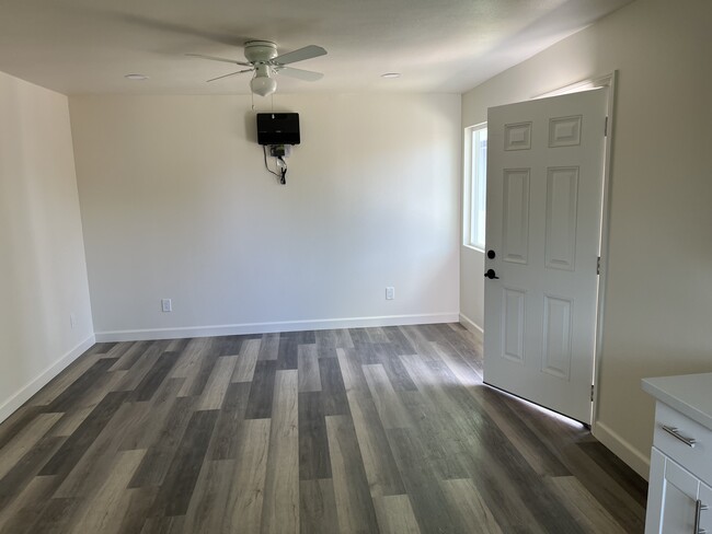 Living room - 432 W Raymond St