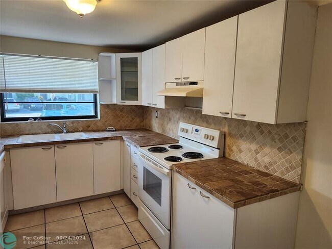 Building Photo - 8971 Palm Tree Ln