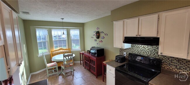 Building Photo - 8 Wyckfield Ct