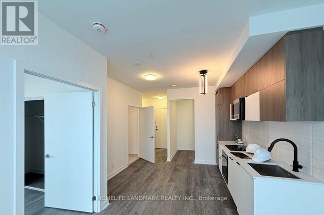 Photo du bâtiment - 8888-8888 Yonge St