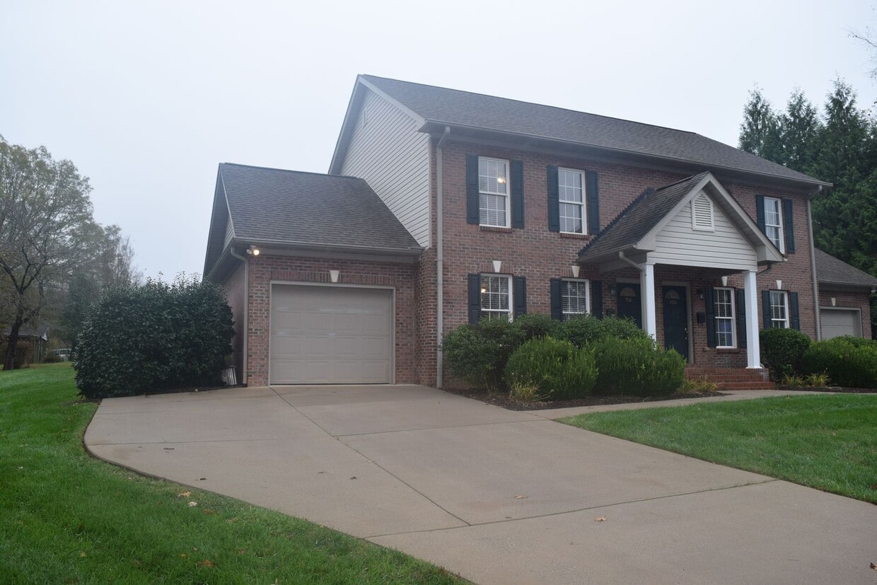 Primary Photo - Hollar Duplex Conover