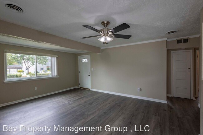 Building Photo - 3 br, 1 bath House - 17 Helicopter Dr