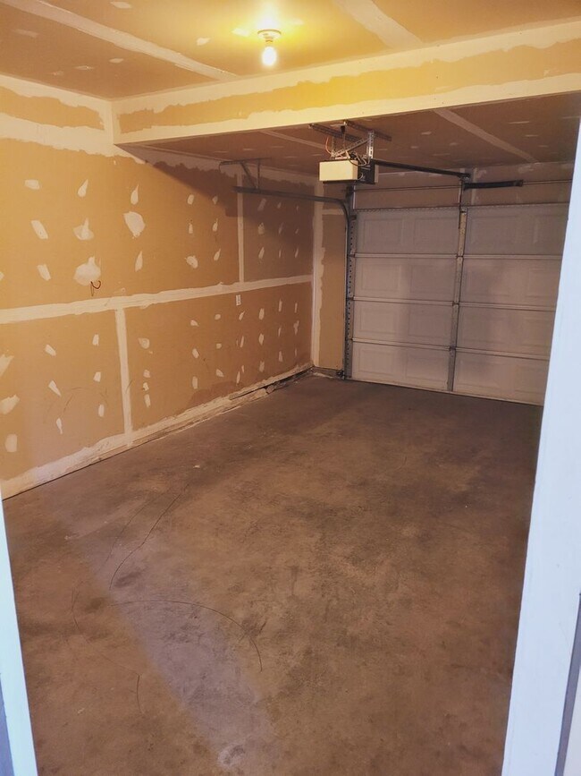 Foto del edificio - Spacious Town Home