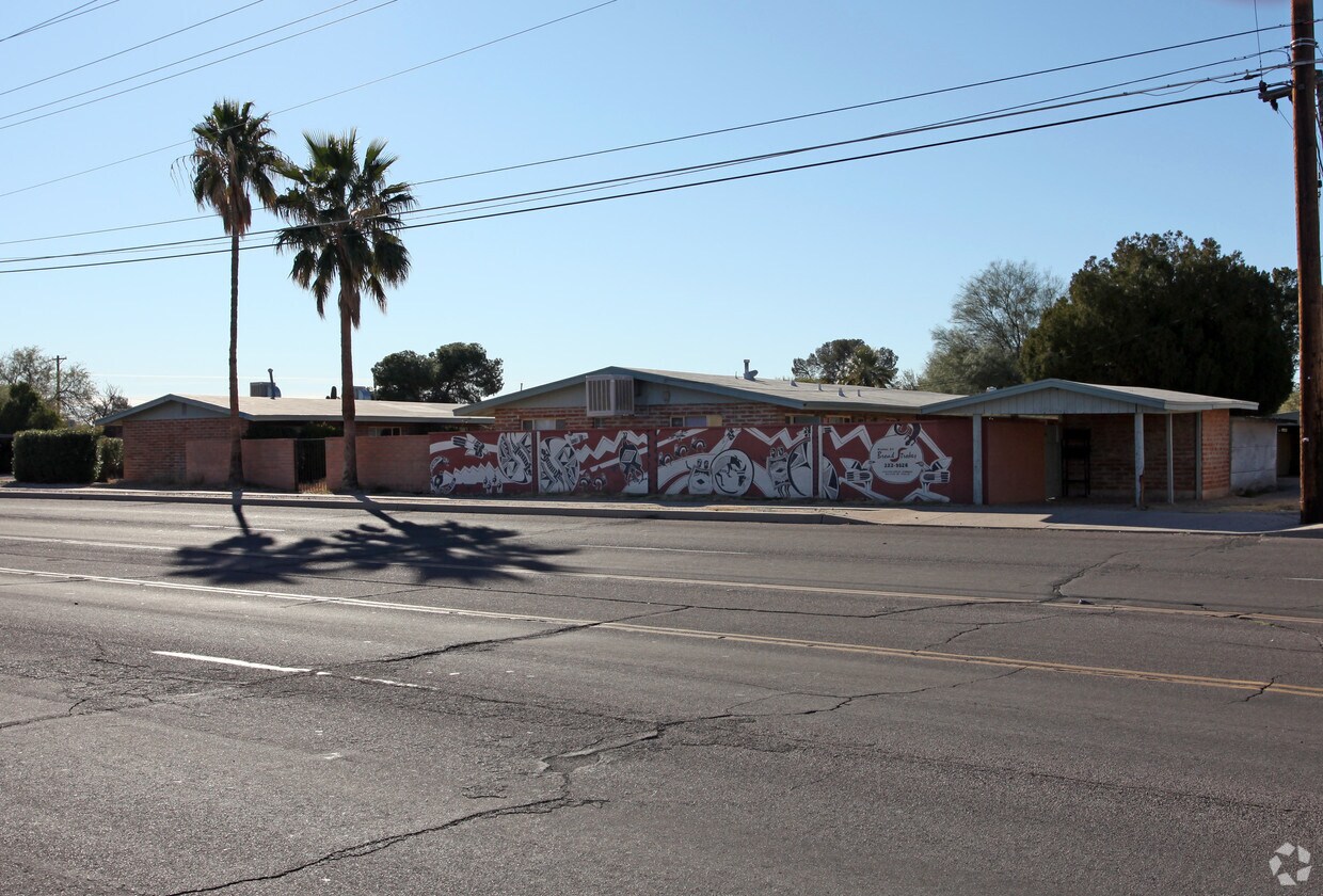 Building Photo - 3015-3025 E Alta Vista St
