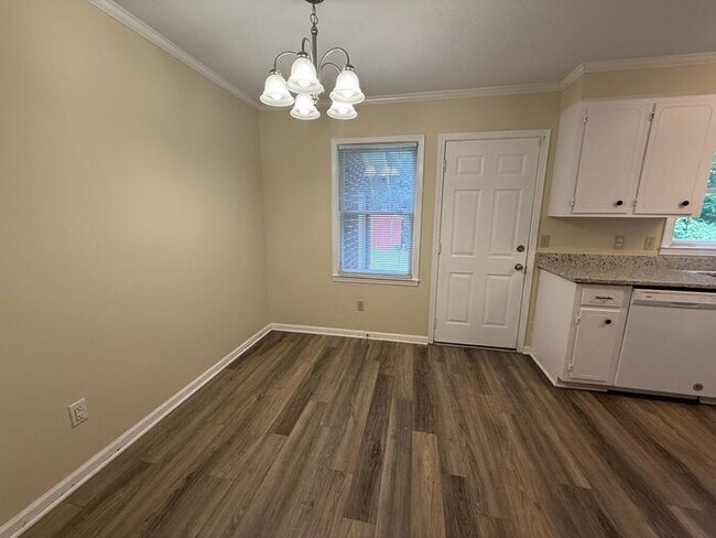 Foto del edificio - RENT SPECIAL! Brick town home End unit! UP...