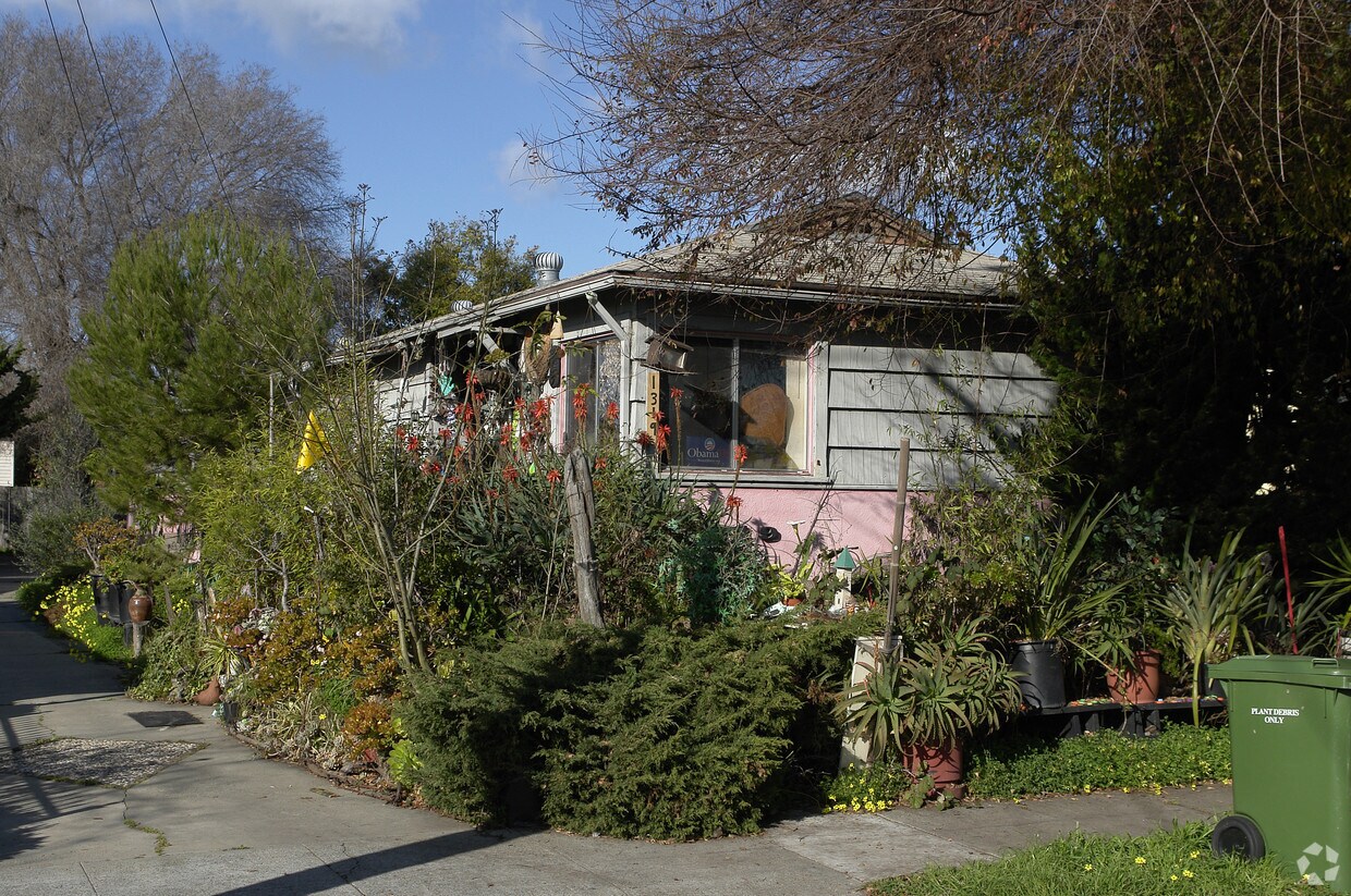 Building Photo - 1319 Haskell St