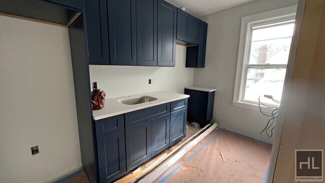 Building Photo - GUT RENOVATED BRAND NEW VEERY BRIGHT 3 BED...