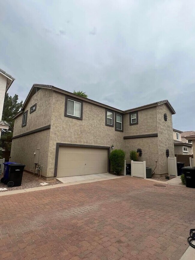 Building Photo - 4-bedroom and loft in the Willows with com...