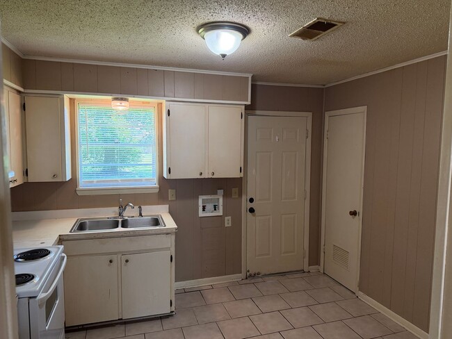 Building Photo - 2 Bed 1 Bath Duplex