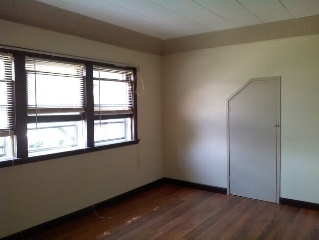 Building Photo - 120 Flohr Ave