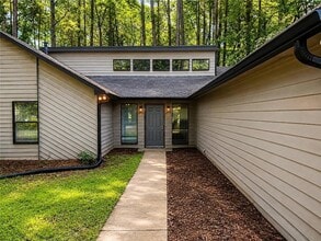 Building Photo - 4798 Kings Crossing Dr NE