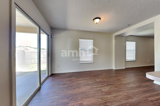 Foto del edificio - 76251 Long Pond Loop