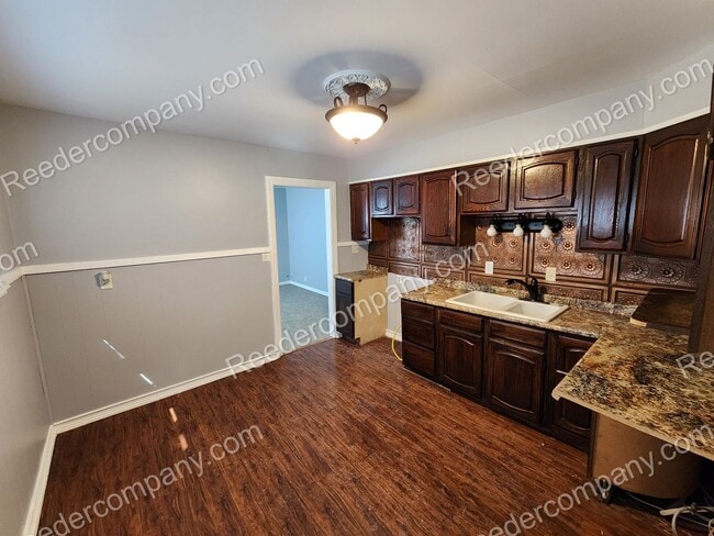 Building Photo - 2 bedroom 1 bathroom house minutes from ex...