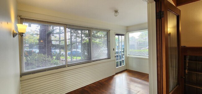 Foto del edificio - Coronado: Charming 1bd/1.25ba Village Apartment - Front Lower Unit