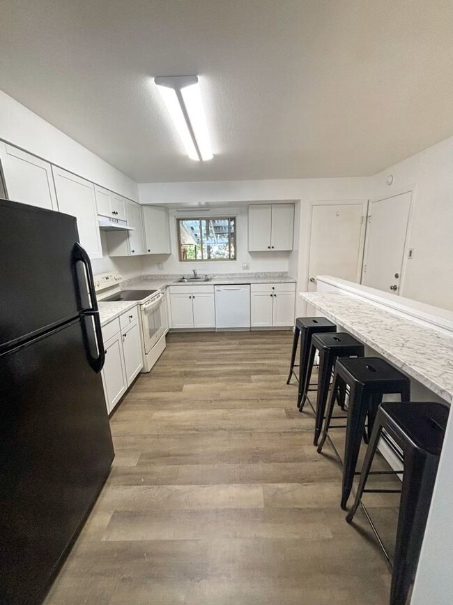 Building Photo - Beautiful 3-Bedroom, 1.5-Bathroom Home wit...