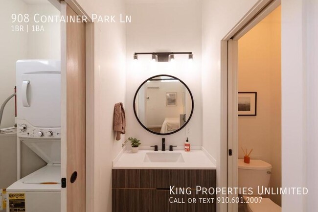 Foto del edificio - 908 Container Park Ln