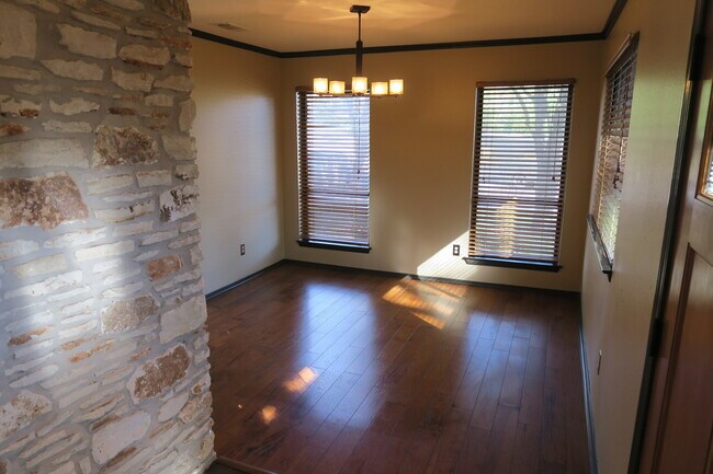 Building Photo - ROUND ROCK SCHOOLS!  EASY ACCESS TO HWY 18...