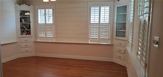 Building Photo - 1801 Alameda Dr