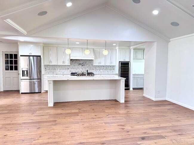 Foto del edificio - 3025 Regency Ct