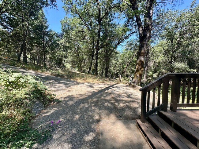 Building Photo - Charming 3 Bedroom 2 Bathroom Home Off Tyl...