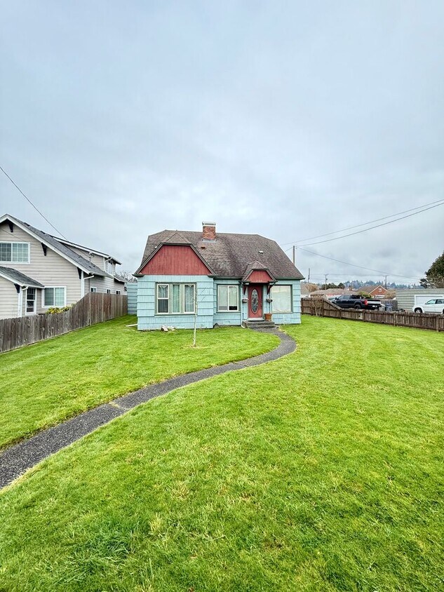 Foto principal - 3bd & 1 1/2ba with 2 Car Garage