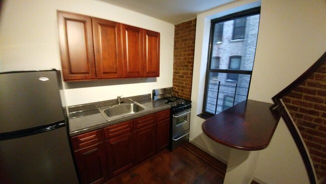 Building Photo - 585 E 21st St