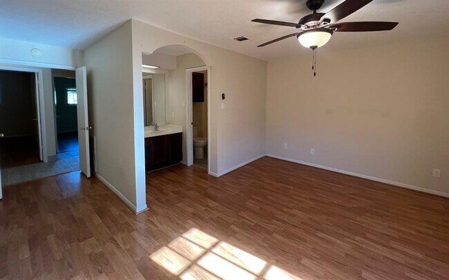 Building Photo - 15810 Oakendell Dr