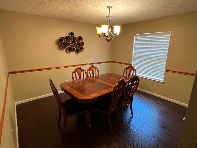 Foto del edificio - 3 bedroom 2 bath beauty