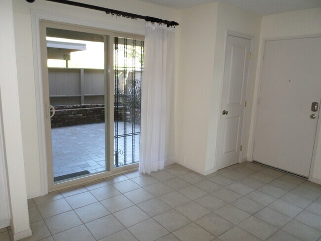 Foto del edificio - UTC 3 bedroom Townhome
