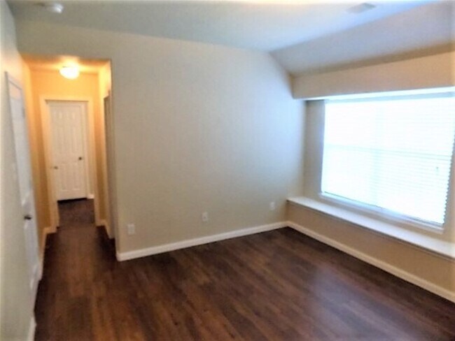 Foto del edificio - 911 Redcrest Springs Ct