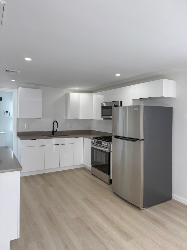 Building Photo - 39 Schofield St