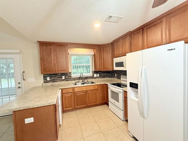 Building Photo - Spacious 3-Bedroom Home - Large Lot
