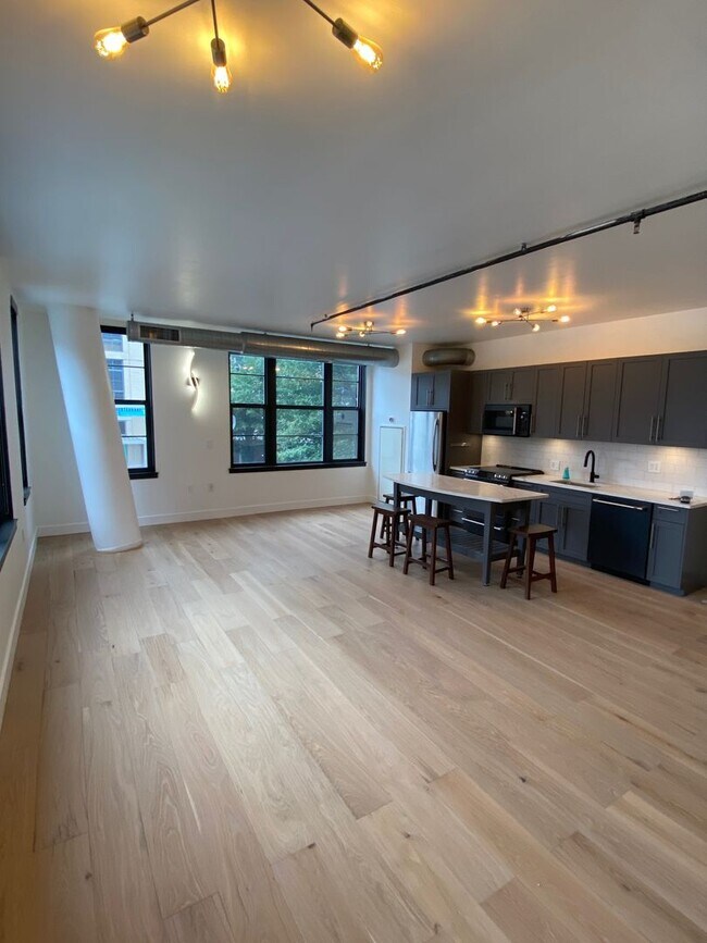 Foto del edificio - Beautiful updated 2bd/2ba condo in bustlin...