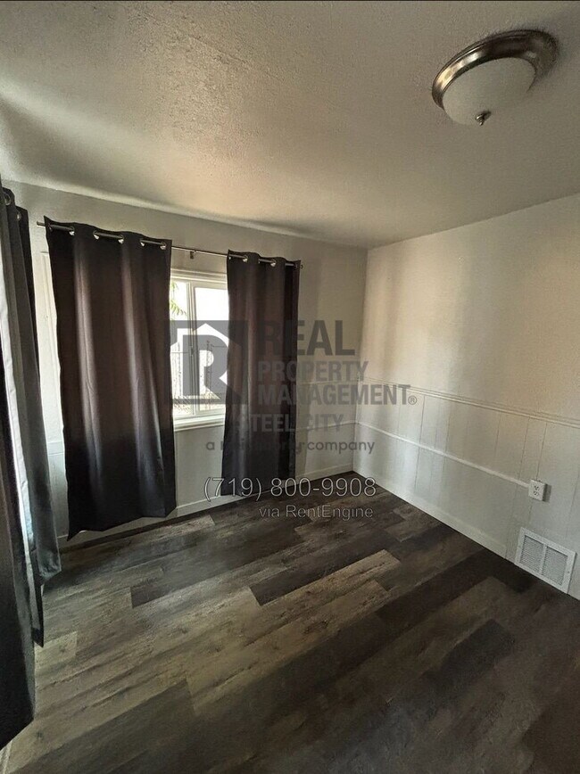 Building Photo - 1428 E Orman Ave